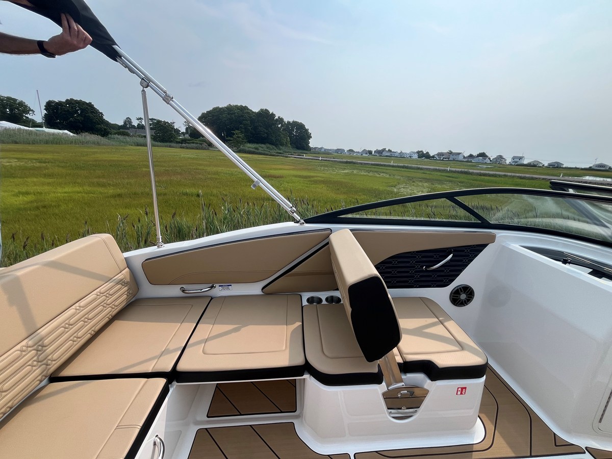 2026 Sea Ray SPX 210 Outboard 8