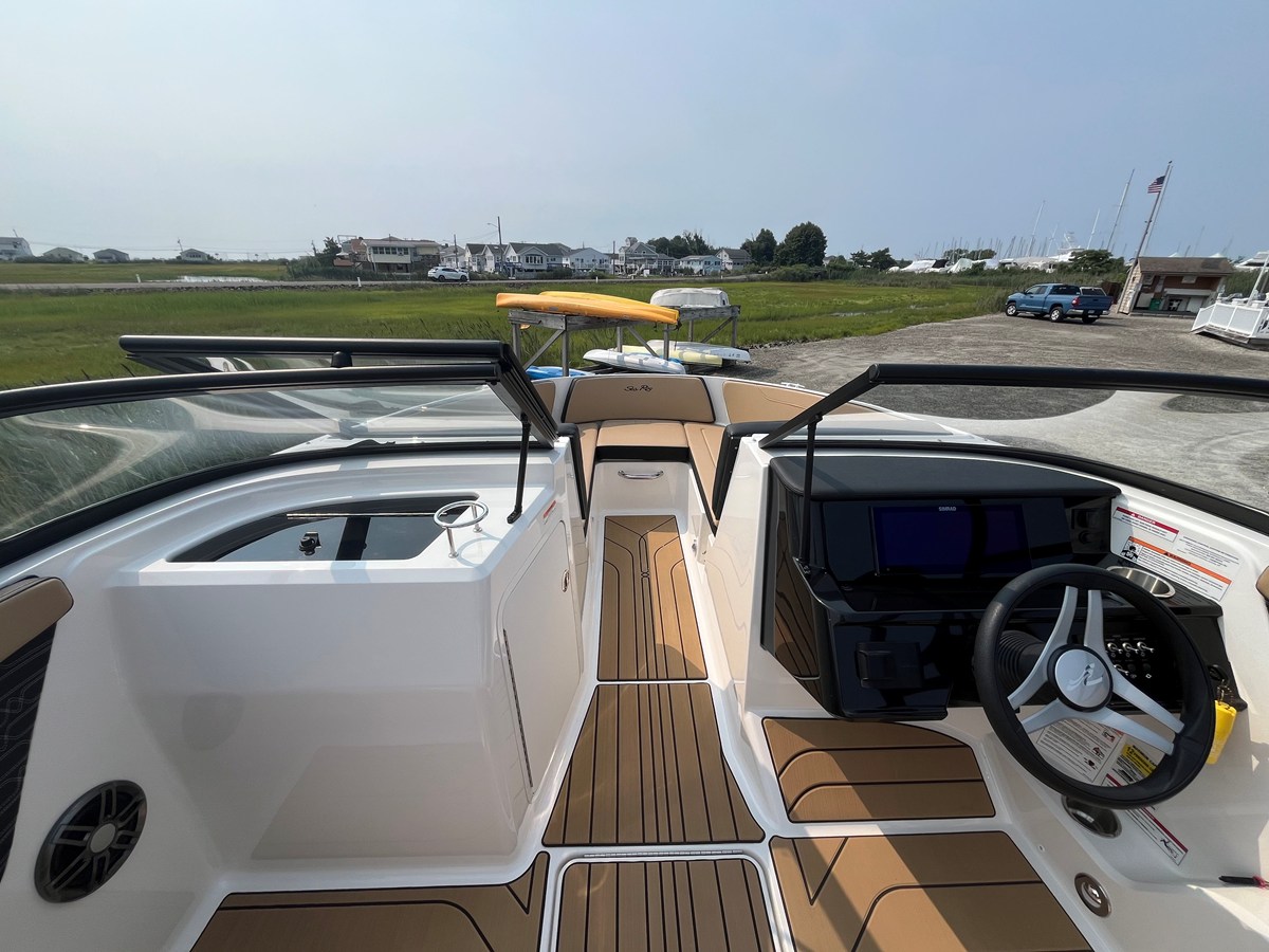 2026 Sea Ray SPX 210 Outboard 10