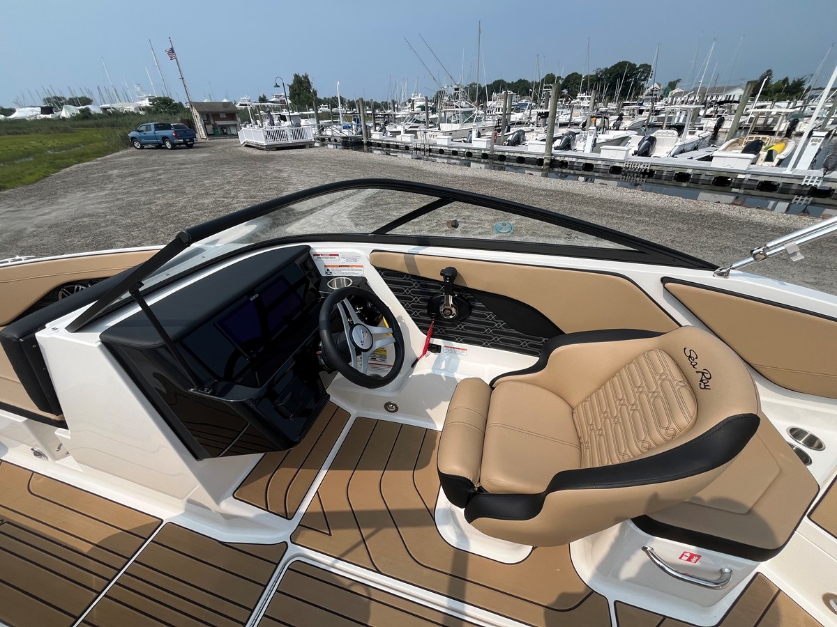 2026 Sea Ray SPX 210 Outboard 11