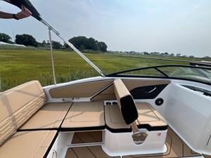 2026 Sea Ray SPX 210 Outboard 8