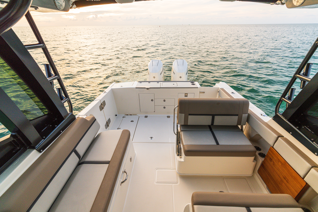 2027 Boston Whaler 330 Vantage 29