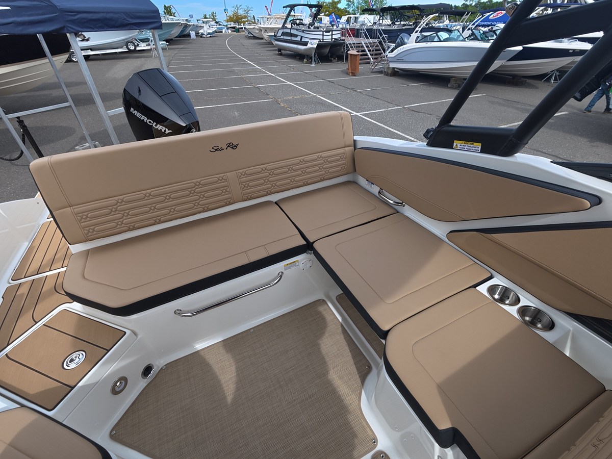 2027 Sea Ray SPX 210 Outboard 8