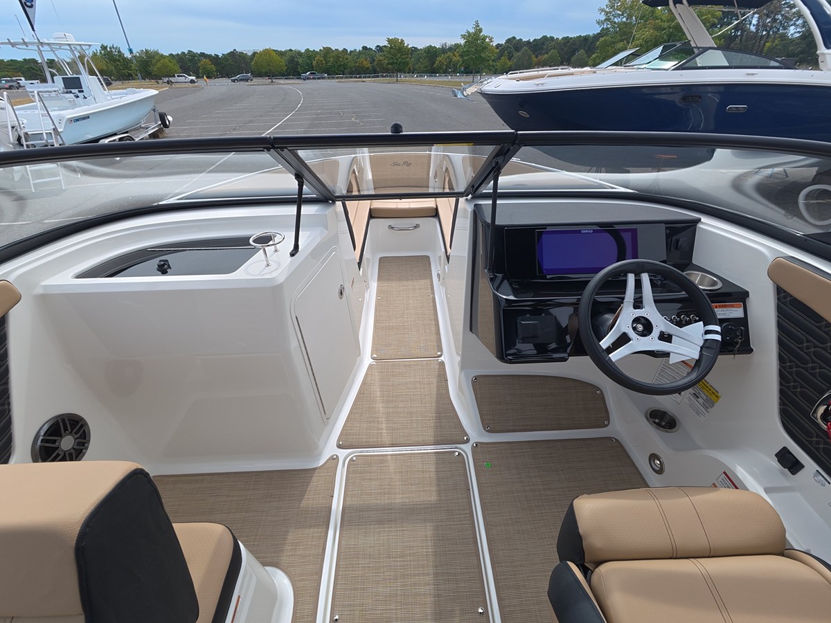 2027 Sea Ray SPX 210 Outboard 11