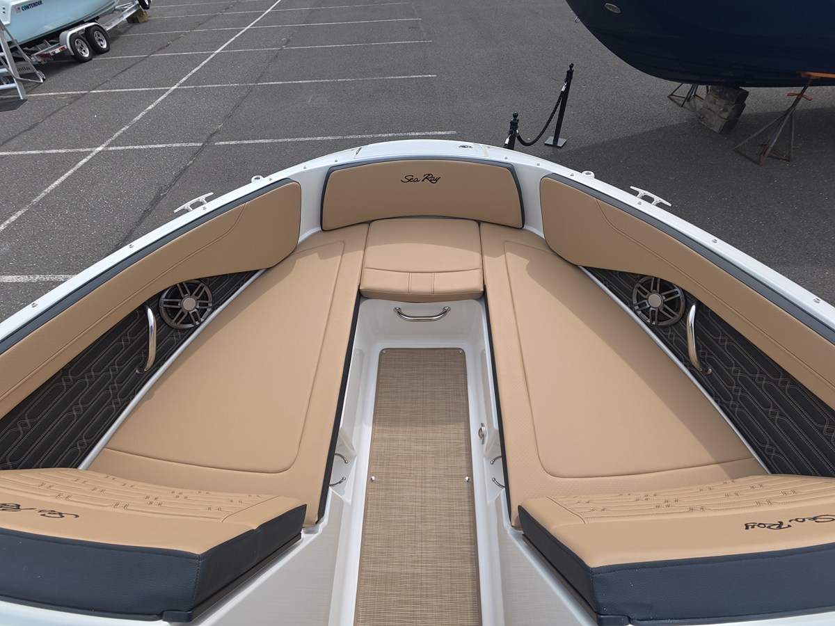 2027 Sea Ray SPX 210 Outboard 14