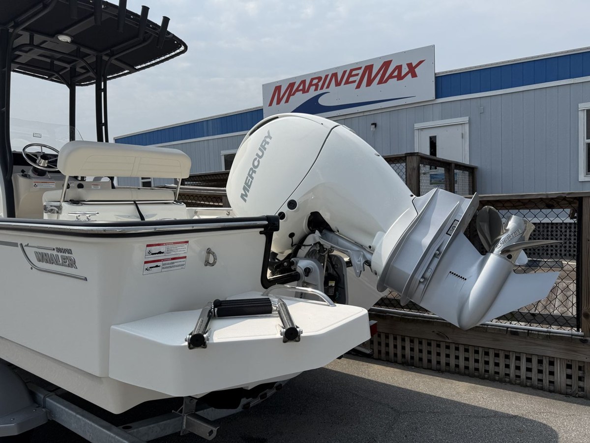 2027 Boston Whaler 210 Montauk 4