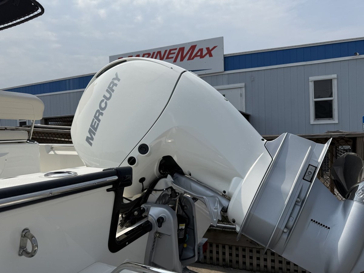 2027 Boston Whaler 210 Montauk 5