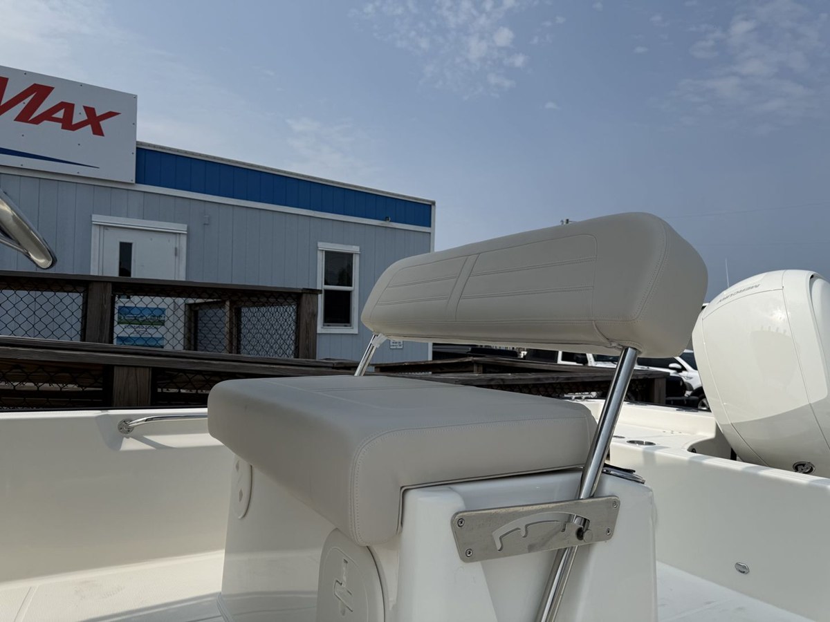 2027 Boston Whaler 210 Montauk 8