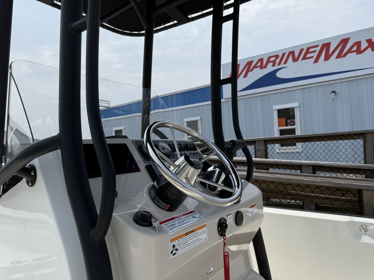 2027 Boston Whaler 210 Montauk 9
