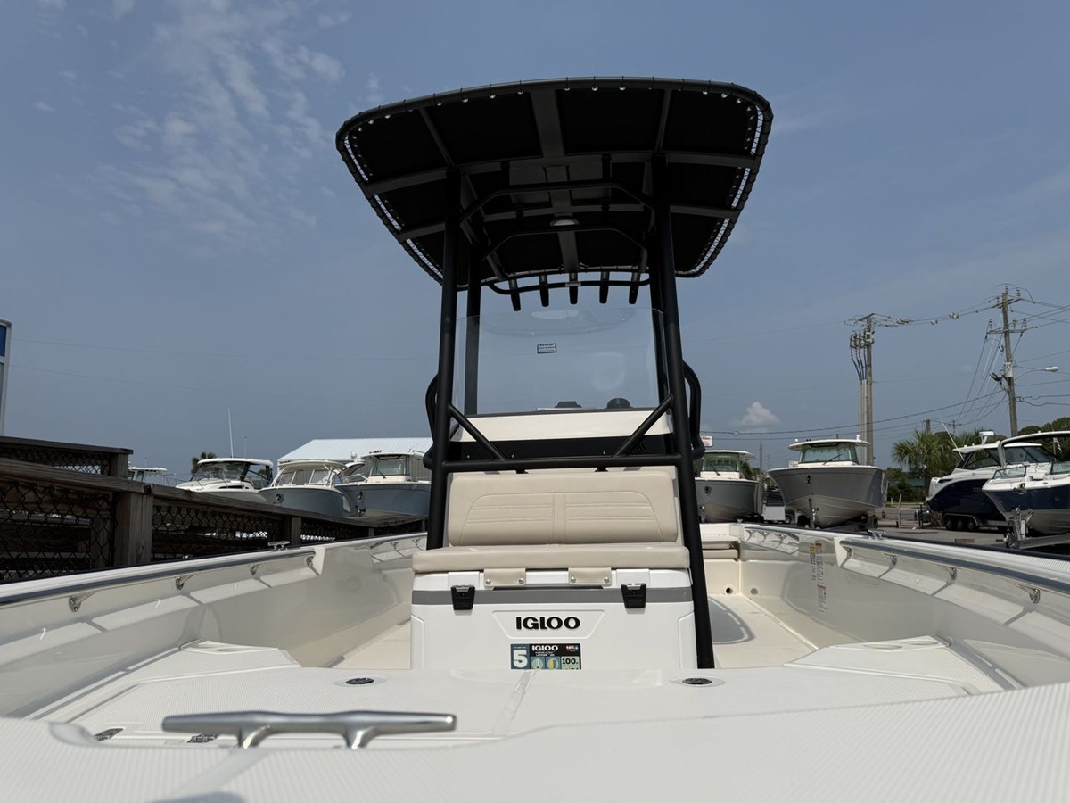 2027 Boston Whaler 210 Montauk 13