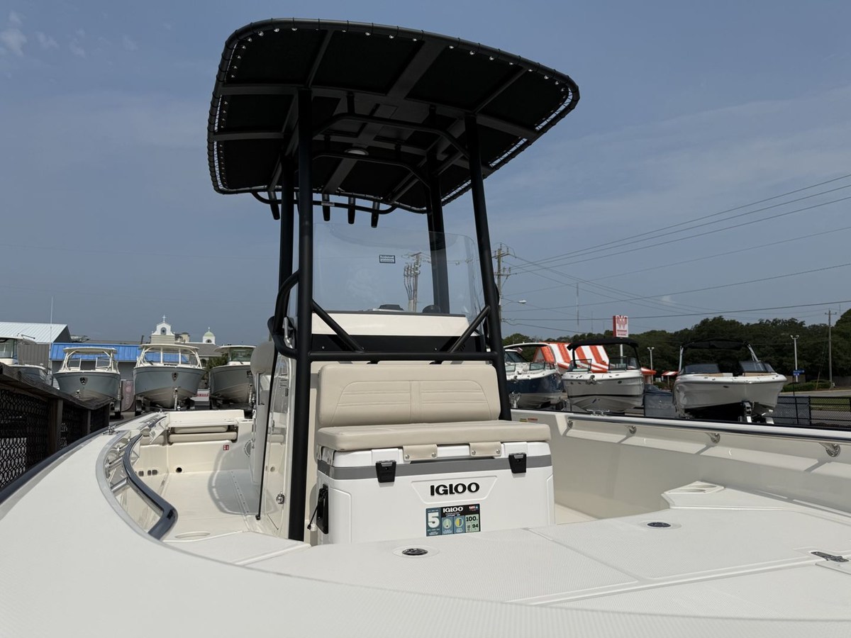 2027 Boston Whaler 210 Montauk 14