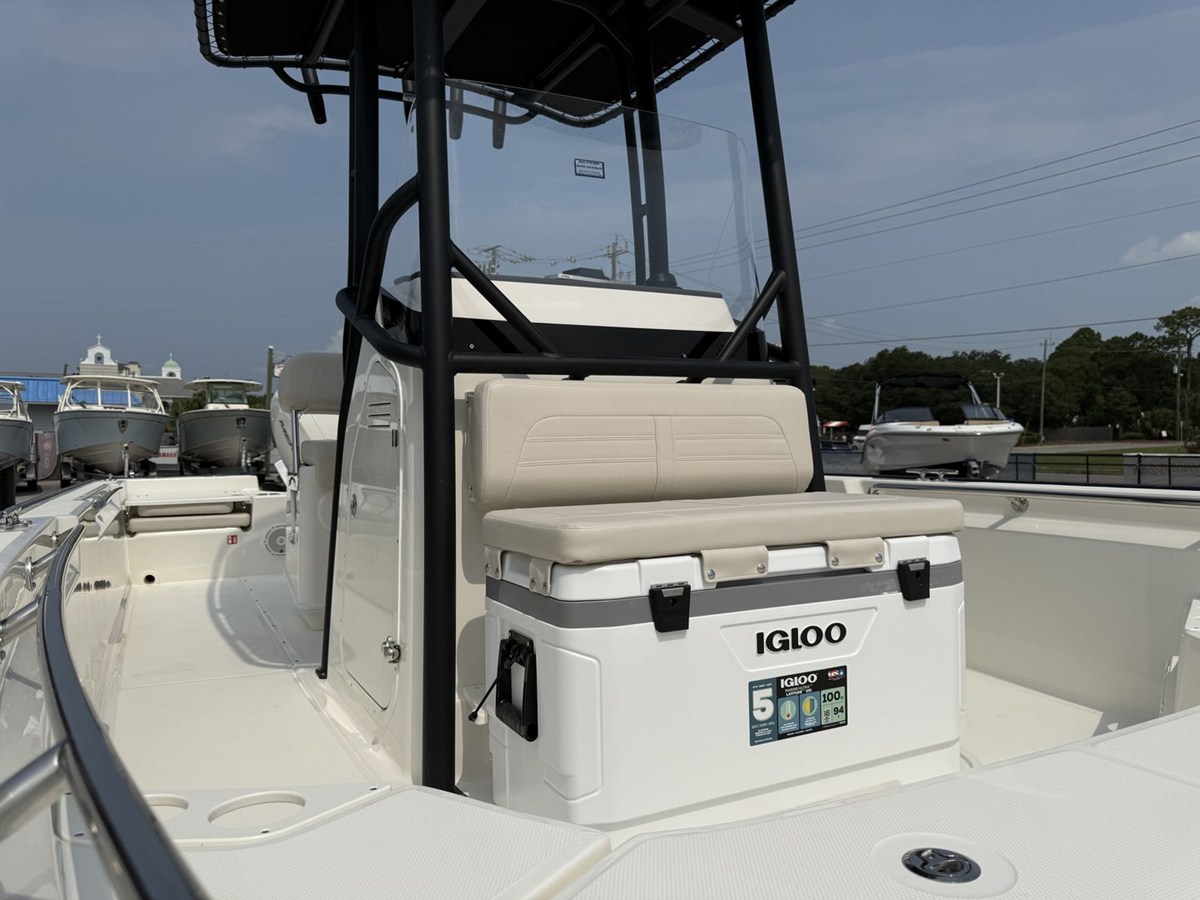 2027 Boston Whaler 210 Montauk 15