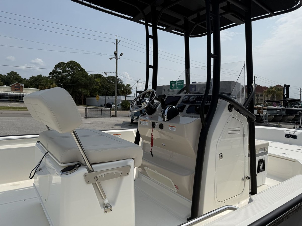 2027 Boston Whaler 210 Montauk 16