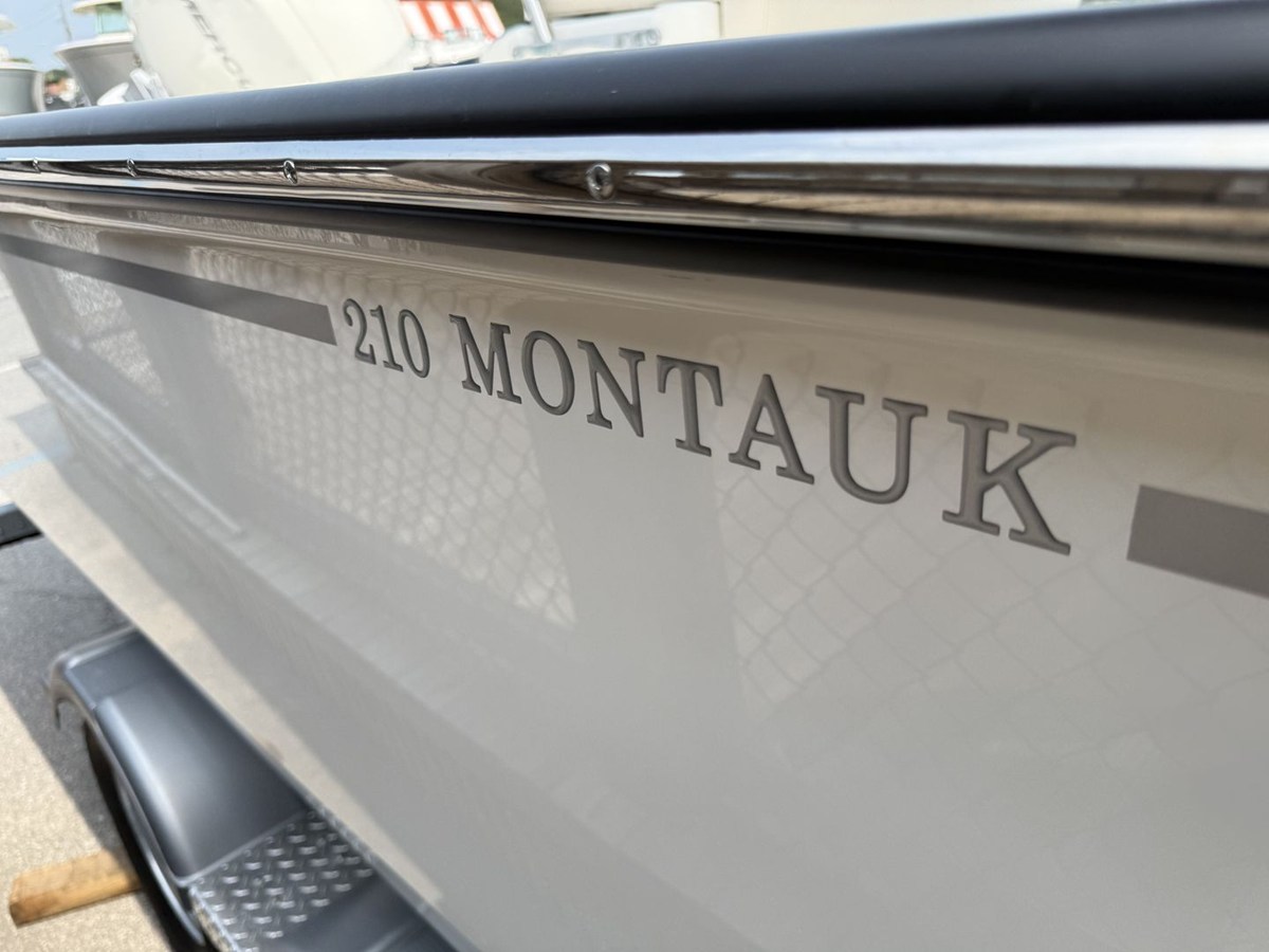 2027 Boston Whaler 210 Montauk 19