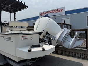 Boston Whaler 210 Montauk 3 2027 Boston Whaler 210 Montauk 4