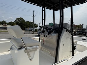 Boston Whaler 210 Montauk 15 2027 Boston Whaler 210 Montauk 16
