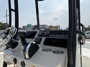Boston Whaler 210 Montauk 16 2027 Boston Whaler 210 Montauk 17