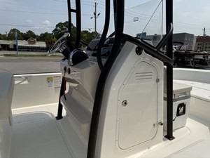 Boston Whaler 210 Montauk 17 2027 Boston Whaler 210 Montauk 18