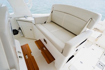 Boston Whaler 350 Realm 64 2023 Boston Whaler 350 Realm 65