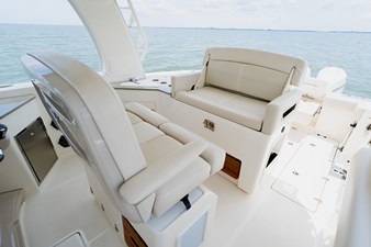 Boston Whaler 350 Realm 66 2023 Boston Whaler 350 Realm 67