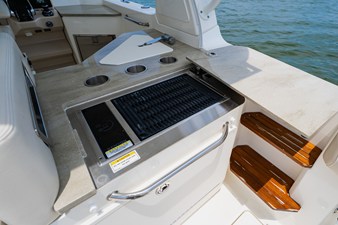 Boston Whaler 350 Realm 81 2023 Boston Whaler 350 Realm 82