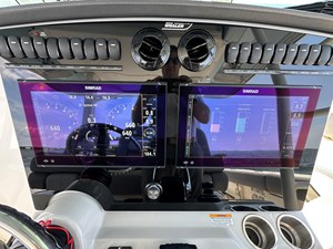 Boston Whaler 380 OUTRAGE 30 2024 Boston Whaler 380 OUTRAGE 31