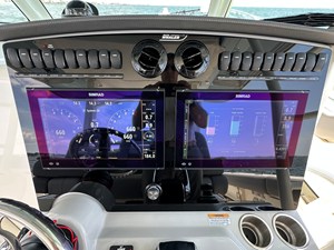 Boston Whaler 380 OUTRAGE 31 2024 Boston Whaler 380 OUTRAGE 32