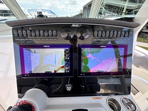 Boston Whaler 380 OUTRAGE 34 2024 Boston Whaler 380 OUTRAGE 35