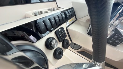 Boston Whaler 280 VANTAGE 18 2024 Boston Whaler 280 VANTAGE 19