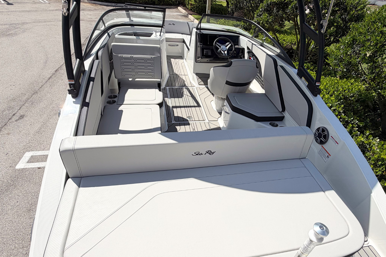 2026 Sea Ray SPX 210 Outboard 10