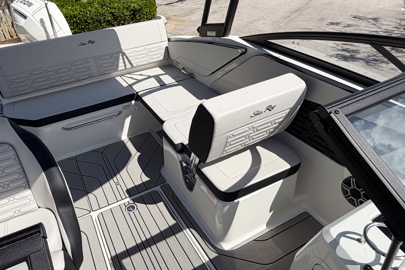 2026 Sea Ray SPX 210 Outboard 11