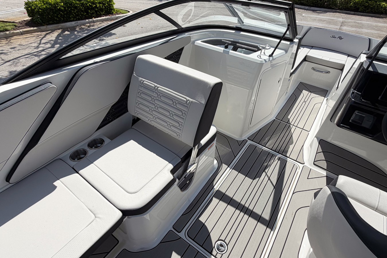 2026 Sea Ray SPX 210 Outboard 14