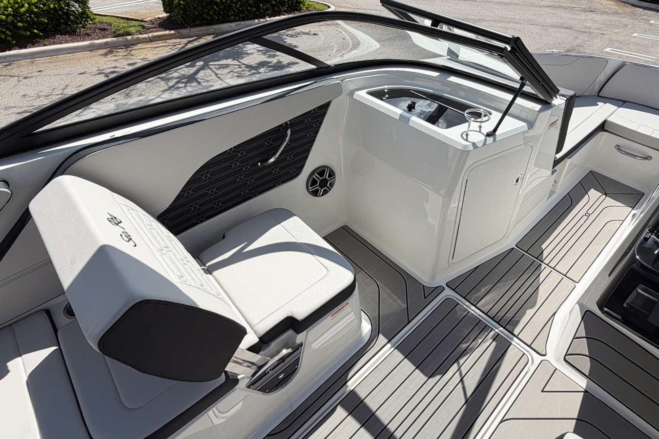2026 Sea Ray SPX 210 Outboard 17
