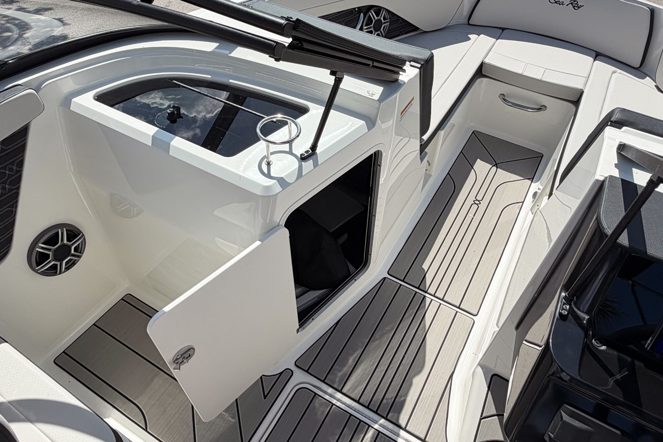 2026 Sea Ray SPX 210 Outboard 19