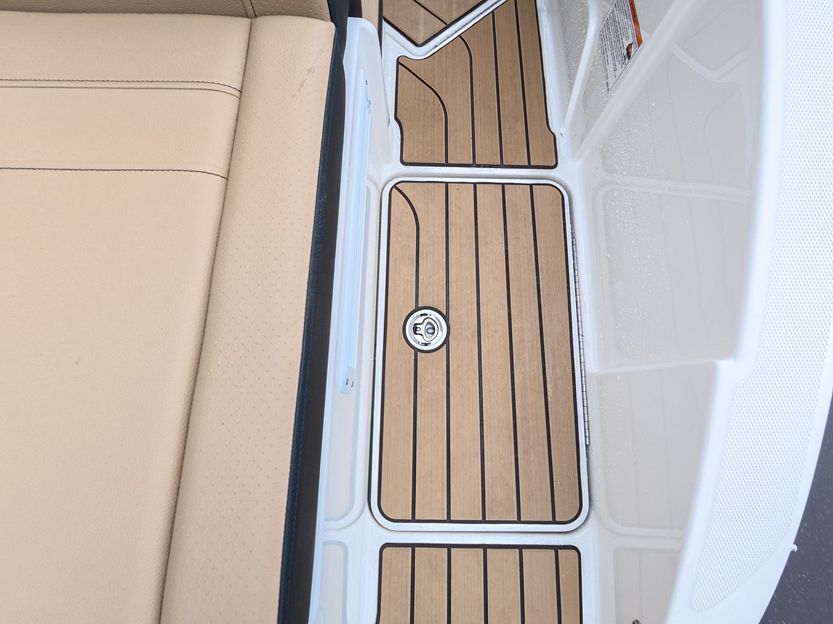 2027 Sea Ray SPX 210 Outboard 6