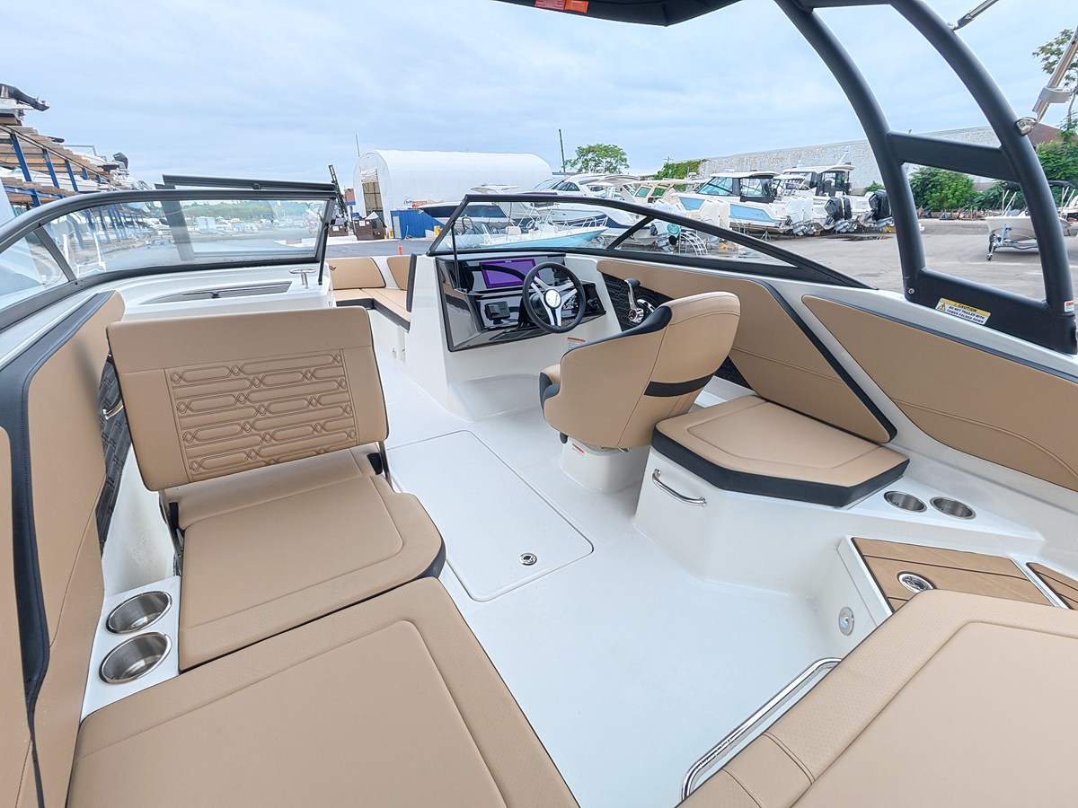 2027 Sea Ray SPX 210 Outboard 8