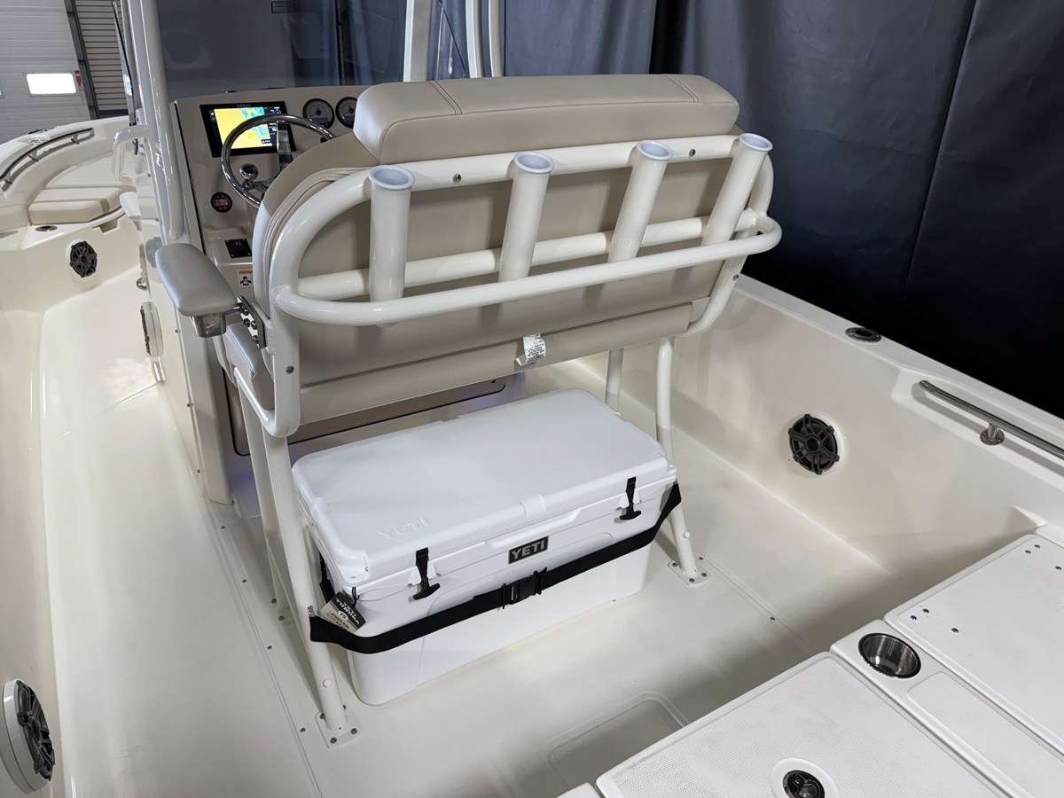 2026 Boston Whaler 250 Dauntless 43
