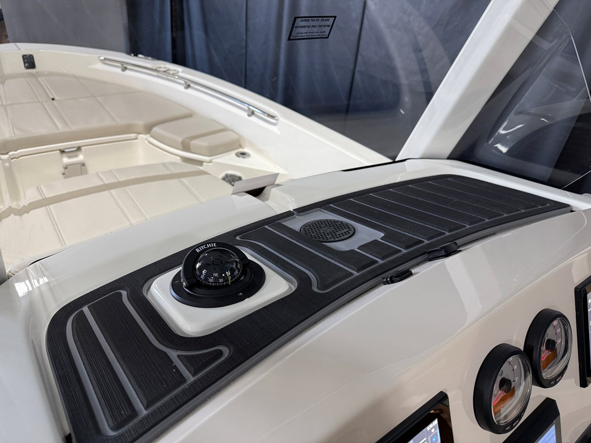 2026 Boston Whaler 250 Dauntless 65