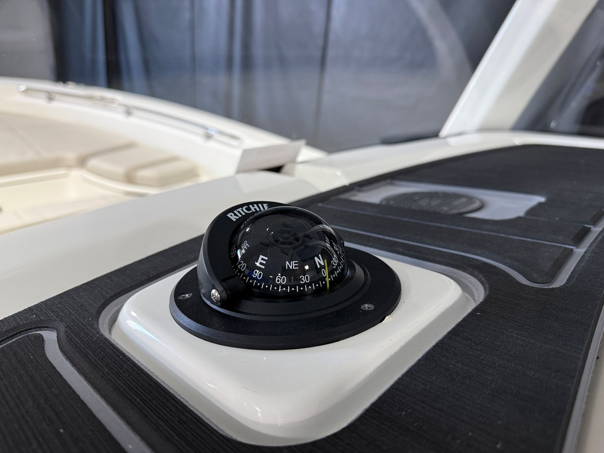 2026 Boston Whaler 250 Dauntless 66