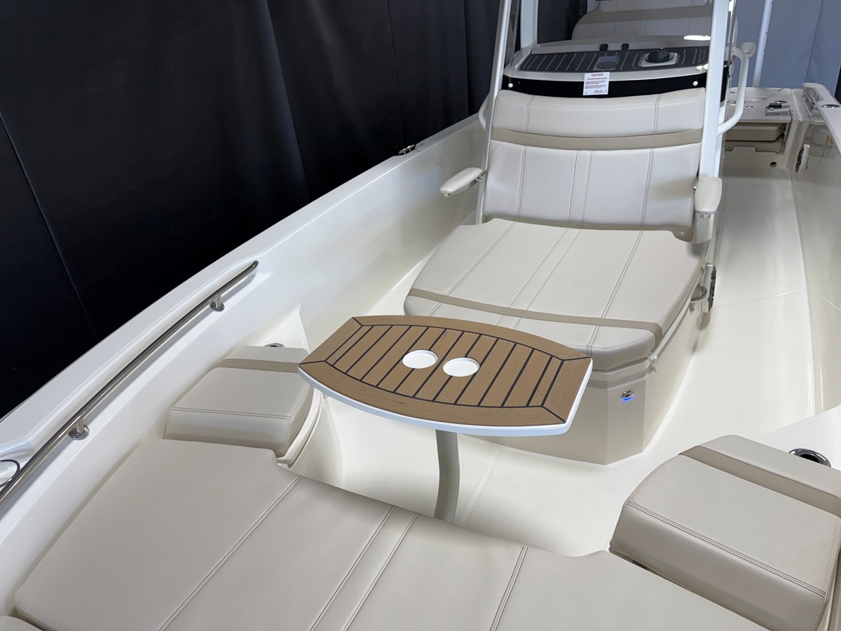 2026 Boston Whaler 250 Dauntless 93
