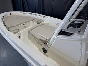 2026 Boston Whaler 250 Dauntless 8
