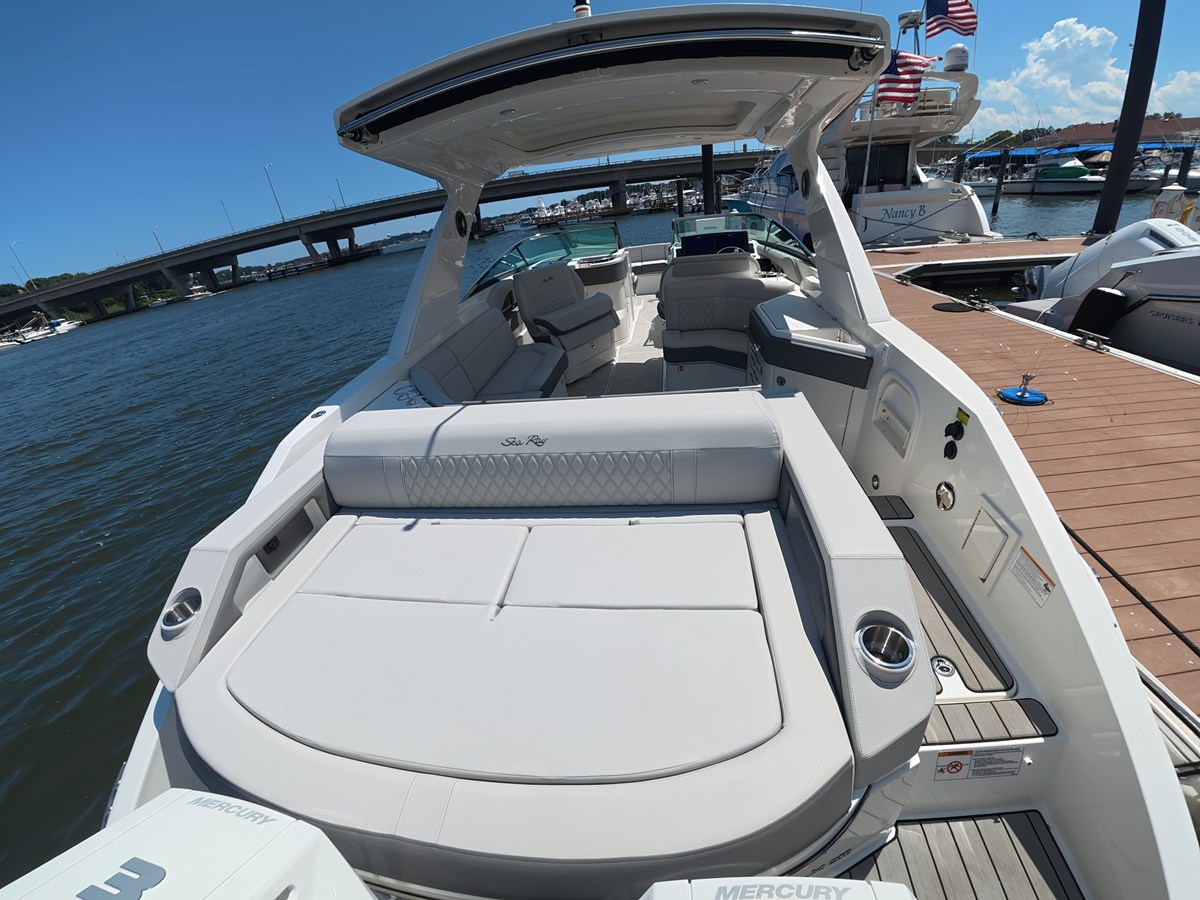 2027 Sea Ray SLX 310 Outboard 12