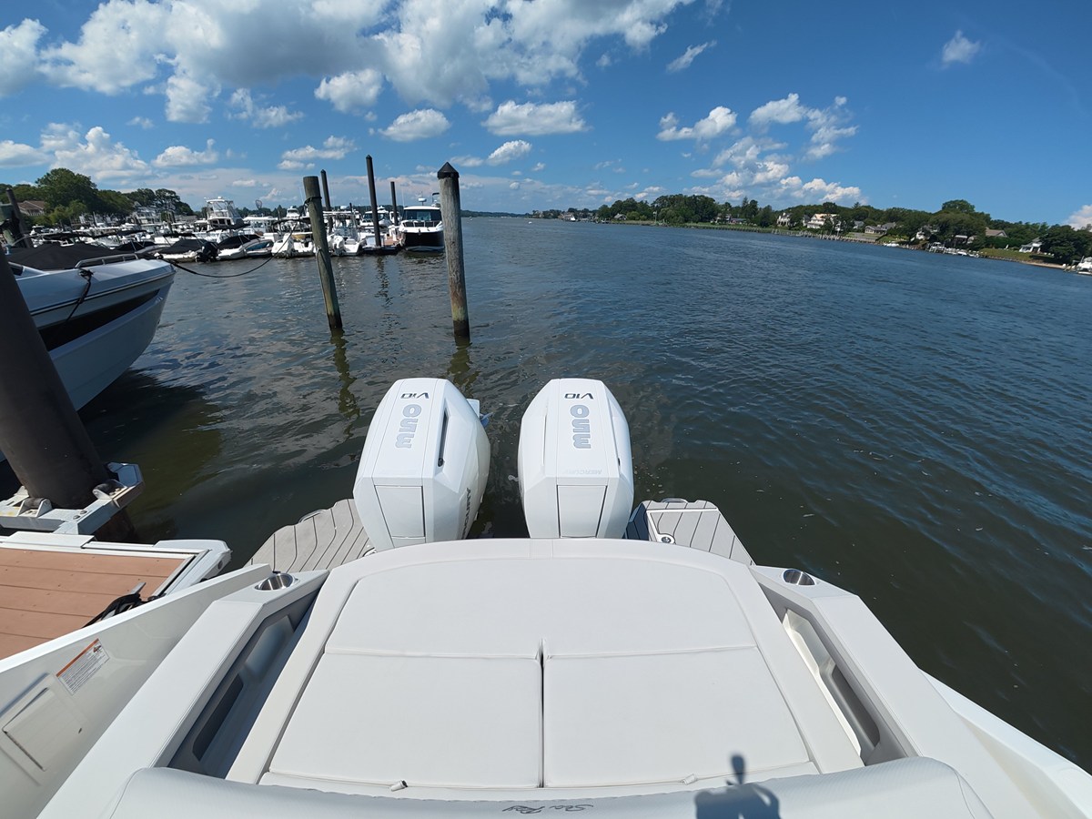 2027 Sea Ray SLX 310 Outboard 13