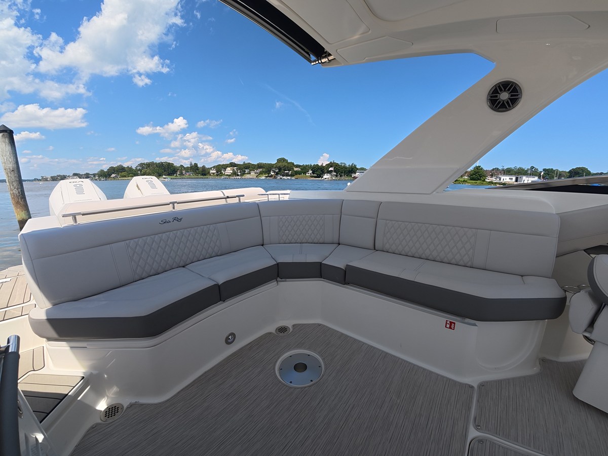 2027 Sea Ray SLX 310 Outboard 17