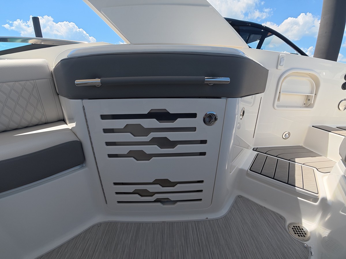2027 Sea Ray SLX 310 Outboard 21