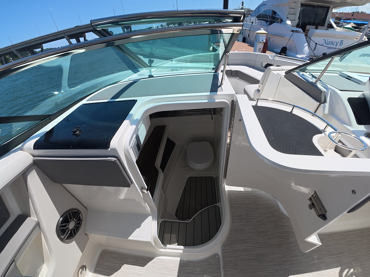 2027 Sea Ray SLX 310 Outboard 29
