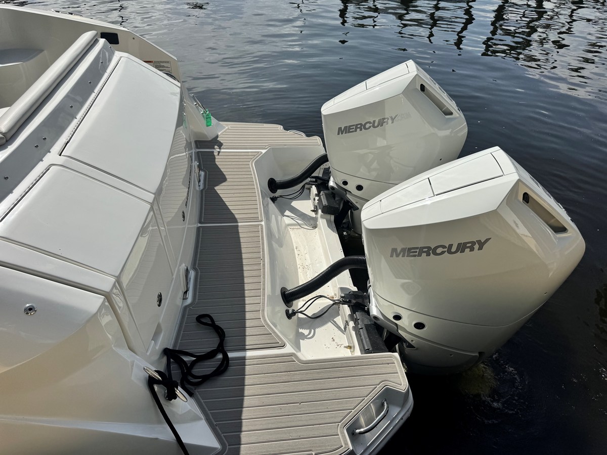 2027 Sea Ray Sundancer 320 Outboard 9
