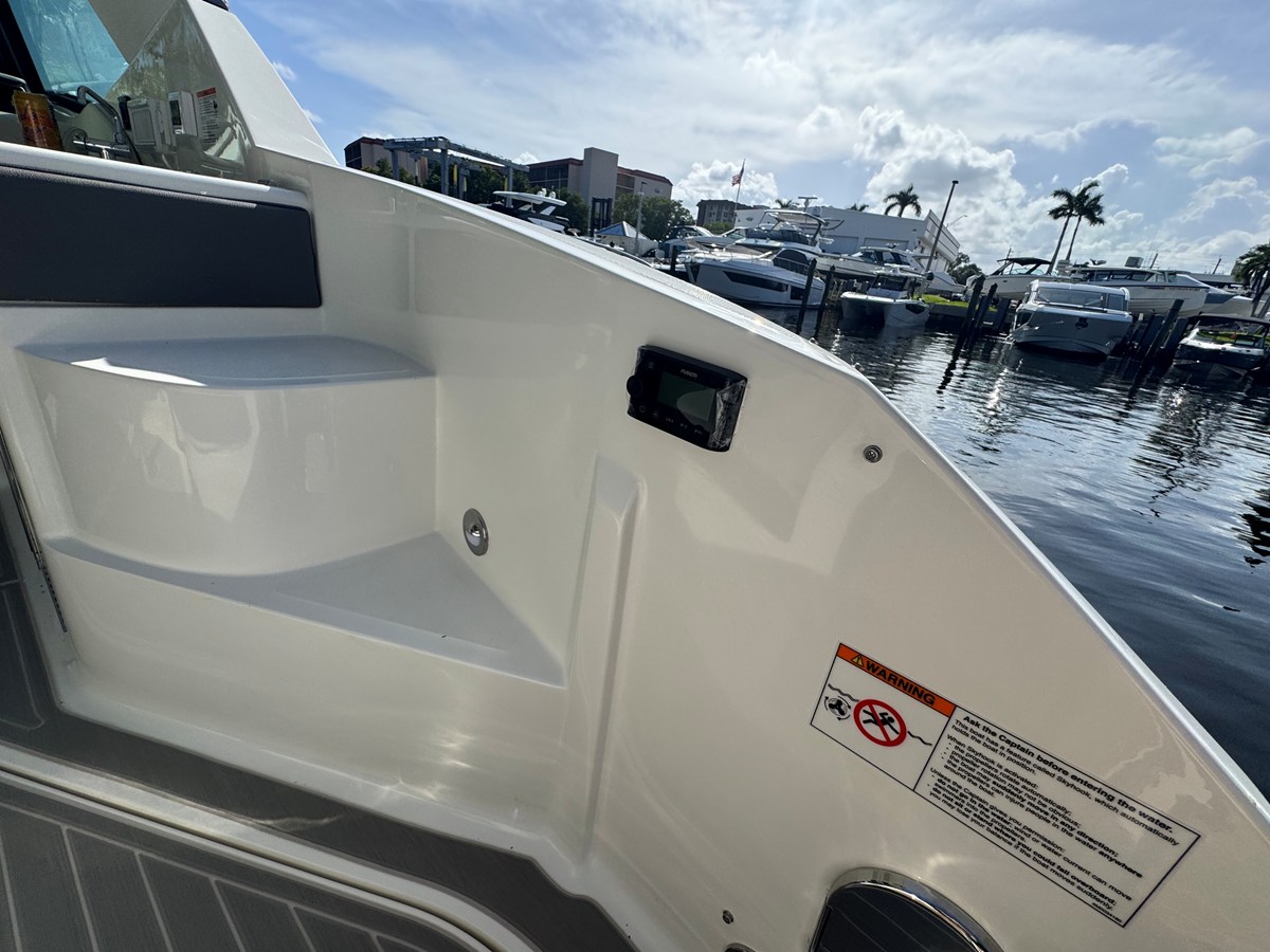 2027 Sea Ray Sundancer 320 Outboard 13