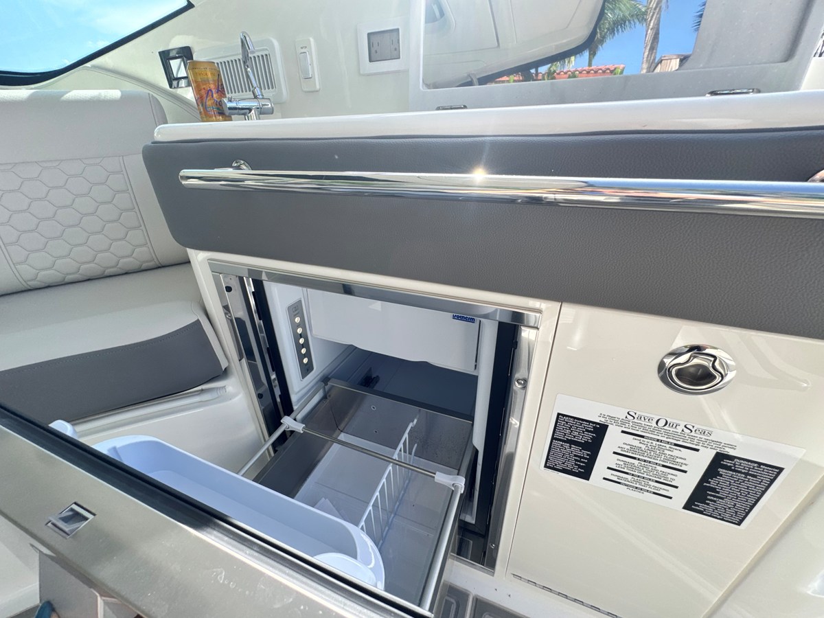 2027 Sea Ray Sundancer 320 Outboard 15