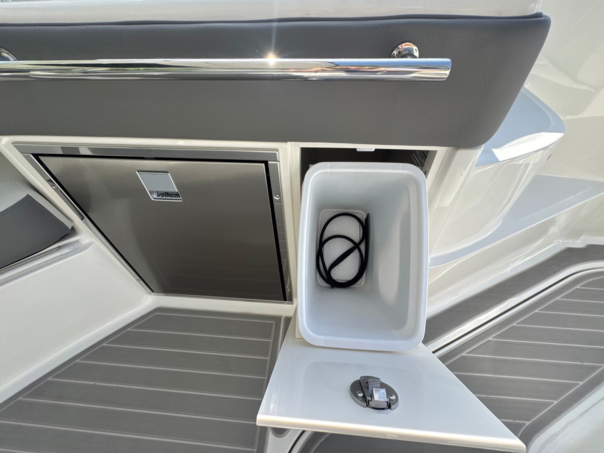 2027 Sea Ray Sundancer 320 Outboard 16