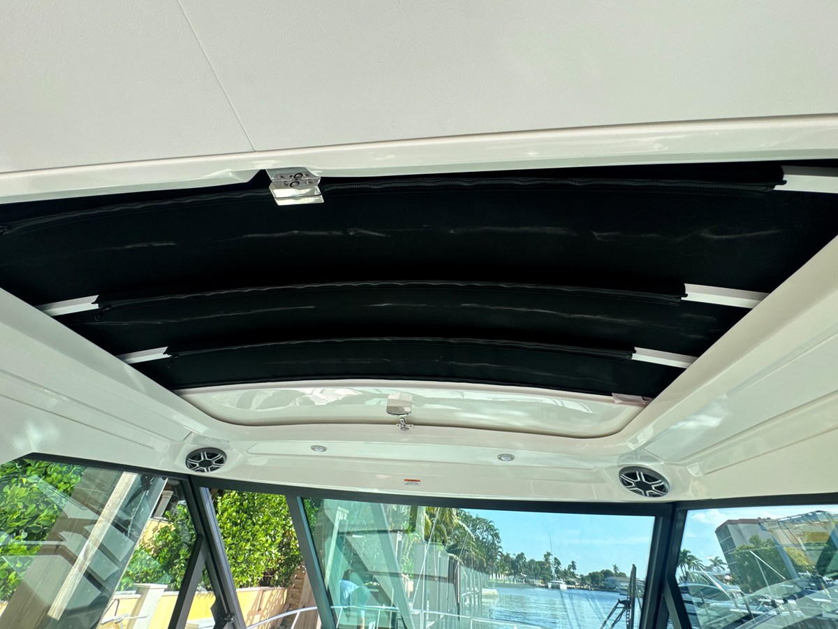 2027 Sea Ray Sundancer 320 Outboard 18